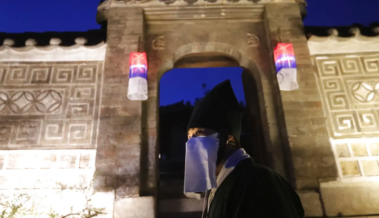 Seorang karyawan menunggu kedatangan pengunjung selama Tur Cahaya Bulan di tengah pandemi virus corona COVID-19 di Istana Changdeokgung, Seoul, Korea Selatan, Kamis (13/5/2021). Istana Changdeok adalah istana Dinasti Joseon. (AP Photo/Ahn Young-joon)