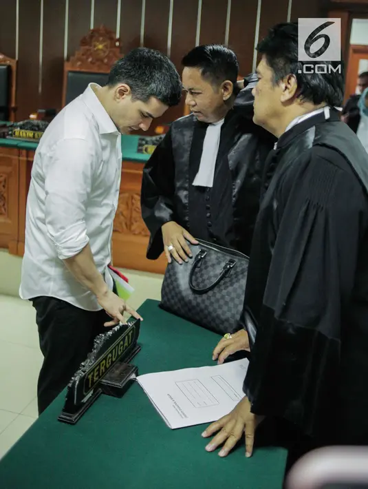 Artis Steve Emmanuel (kiri) mendengarkan kuasa hukumnya saat sidang putusan kasus narkoba di PN Jakarta Barat, Selasa (16/7/2019). Steve diganjar hukuman 9 tahun kurungan penjara dan denda Rp 1 miliar karena terbukti bersalah menyalahgunakan narkoba jenis kokain. (Liputan6.com/Faizal Fanani)