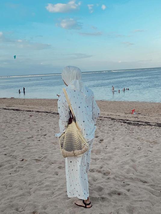 Sebagai penulis best seller, karya-karya Tsana selalu dinantikan. Banyak cara Tsana untuk mencari inspirasi tulisannya seperti berlibur ke pantai. Gaya penampilan Tsana di pantai ini curi perhatian, karena pakai outfit putih yang membuatnya kian menawan. (Liputan6.com/IG/@ntsana)