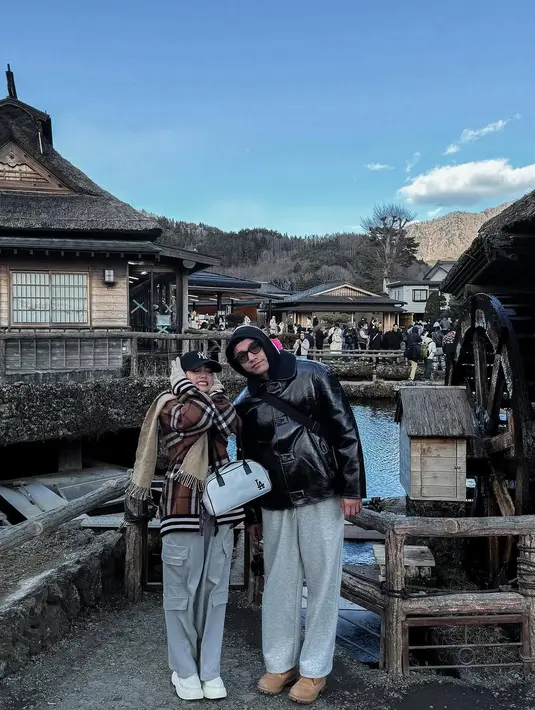 Fuji kembali mencuri perhatian dengan gaya liburannya yang effortlessly stylish saat menikmati musim dingin di Jepang bersama keluarga. Mengusung konsep layering yang kekinian, Fuji memadukan elemen kasual dan elegan dengan sentuhan khas Burberry yang membuat tampilannya standout di tengah suasana liburan. [@fuji_an].