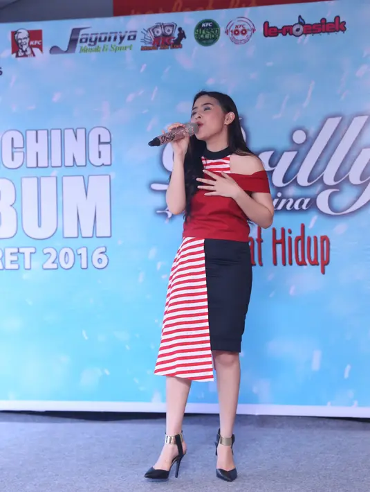 "Aku senang, enggak kepikiran punya album. Awal main sinetron memang cita-citanya mau jadi penyanyi. Ditawari gabung dilabel di Bunda Maia juga, siapa yang enggak mau bergabung," pungkas Prilly. (Andy Masela/Bintang.com)