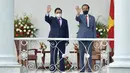 Presiden Joko Widodo (kanan) dan Perdana Menteri (PM) Vietnam Pham Minh Chinh melambaikan tangan di Istana Kepresidenan Bogor, Jawa Barat, Jumat (23/4/2021). Jokowi menggelar pertemuan bilateral dengan PM Pham Minh Chinh untuk membahas kerja sama antara kedua negara. (FOTO: Biro Pers Kepresidenan)