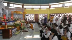 Umat Buddha mengikuti prosesi Puja Bakti di Wihara Arya Dwipa Arama, Taman Mini Indonesia Indah (TMII), Jakarta, Senin (12/5/2025). (Liputan6.com/Herman Zakharia)