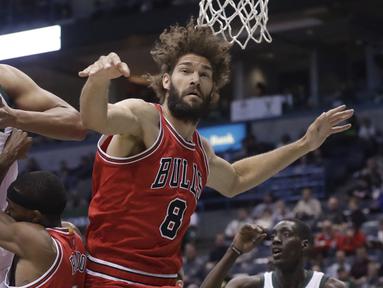 Pemain Milwaukee Bucks, Jabari Parker (kiiri) merebut bola rebounds dari kejaran pemain Chicago Bulls, Robin Lopez #8 dan Rajon Rondo (tengah) pada lanjutan NBA di BMO Harris Bradley Center, (15/12/2016). Bucks menang 108-97.  (AP/Morry Gash)
