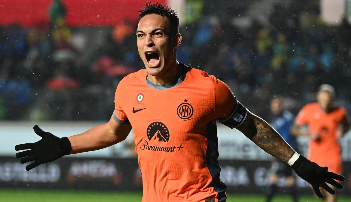 Penyerang Inter Milan #10 Lautaro Martinez merayakan gol kedua timnya yang dicetak ke gawang Atalanta pada giornata ke-11 Serie A 2023/2024 di Gewiss Stadium, Bergamo, Italia, Minggu (5/11/2023) dini hari WIB. (Isabella BONOTTO / AFP)
