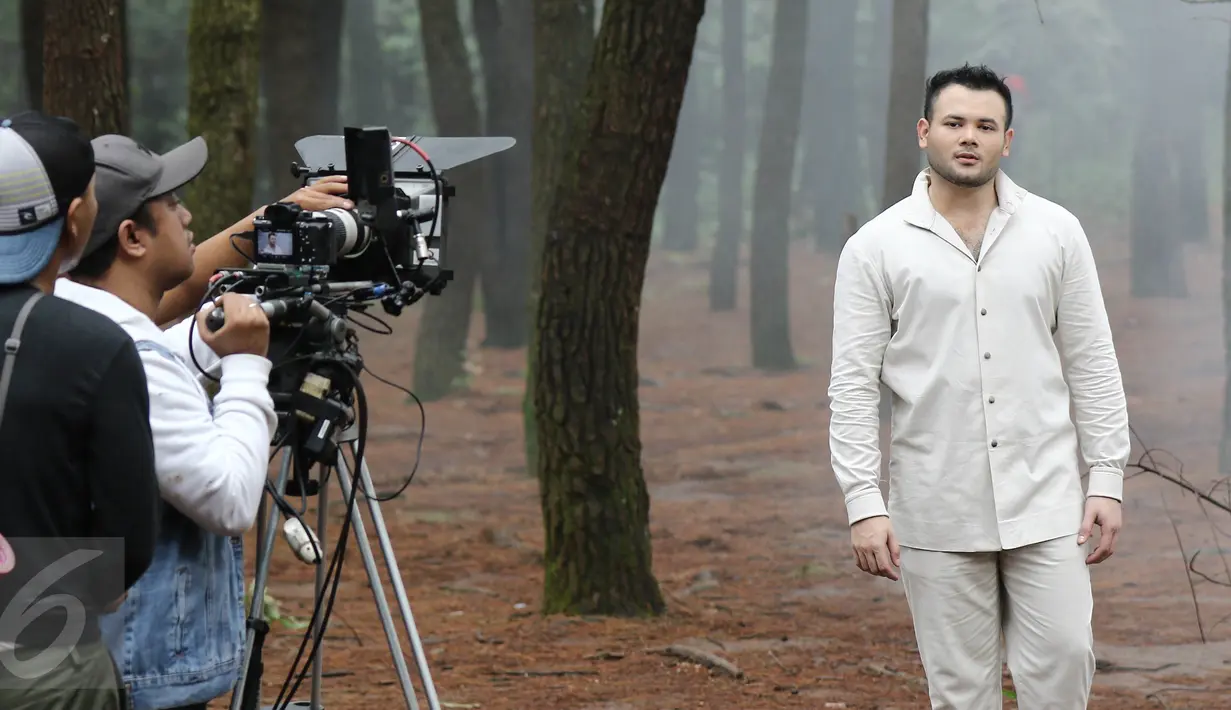 Ridho Rhoma saat pembuatan video 'Mengapa' di kawasan Cibubur, Jakarta, Kamis (9/2). Single lawas ciptaan sang ayah, Rhoma Irama, diramu ulang ulang dengan balutan musik pop dan EDM (Electronic Dance Music). (Liputan6.com/Herman Zakharia) 