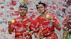 Ganda putra Indonesia, Leo Rolly Carnando (kiri) dan Daniel Marthin berpose di podium kemenangan setelah mengalahkan Kim Astrup dan Anders Skaarup Rasmussen dari Denmark pada final turnamen bulu tangkis Indonesia Masters di Jakarta, 28 Januari 2024. (ADEK BERRY/AFP)