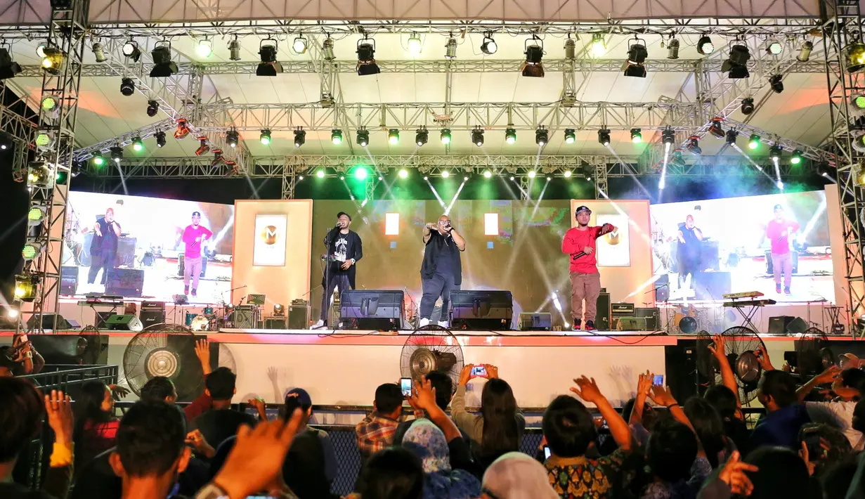 Selain membawakan lagu populer miliknya, seperti Jomblo, So What Gitu Loh? dan Online, Igor dan kawan-kawannya juga membawakan lagu miliki musisi lain dengan aransemen ulang yang berbeda dari aslinya.  (Adrian Putra/Bintang.com)