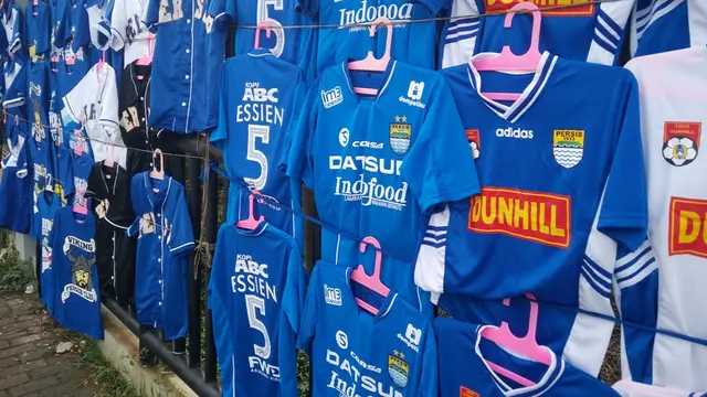Jersey Persib Michael Essien dan Carlton Cole