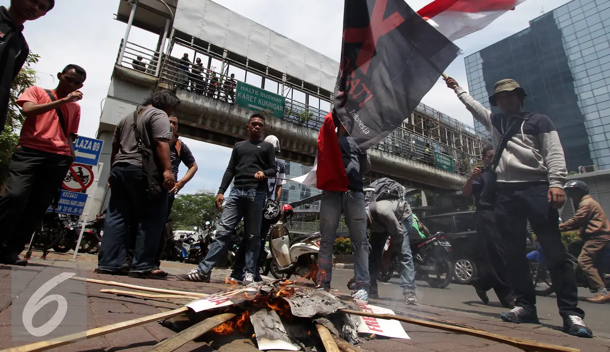 Sejumlah demonstran saat menggelar aksi unjuk rasa di depan kantor Freeport, Jakarta, Rabu (26/11). Dalam aksinya Demontran meminta Agar mengusir freeport atau menasionalisasikannya. (Liputan6.com/Helmi Afandi)