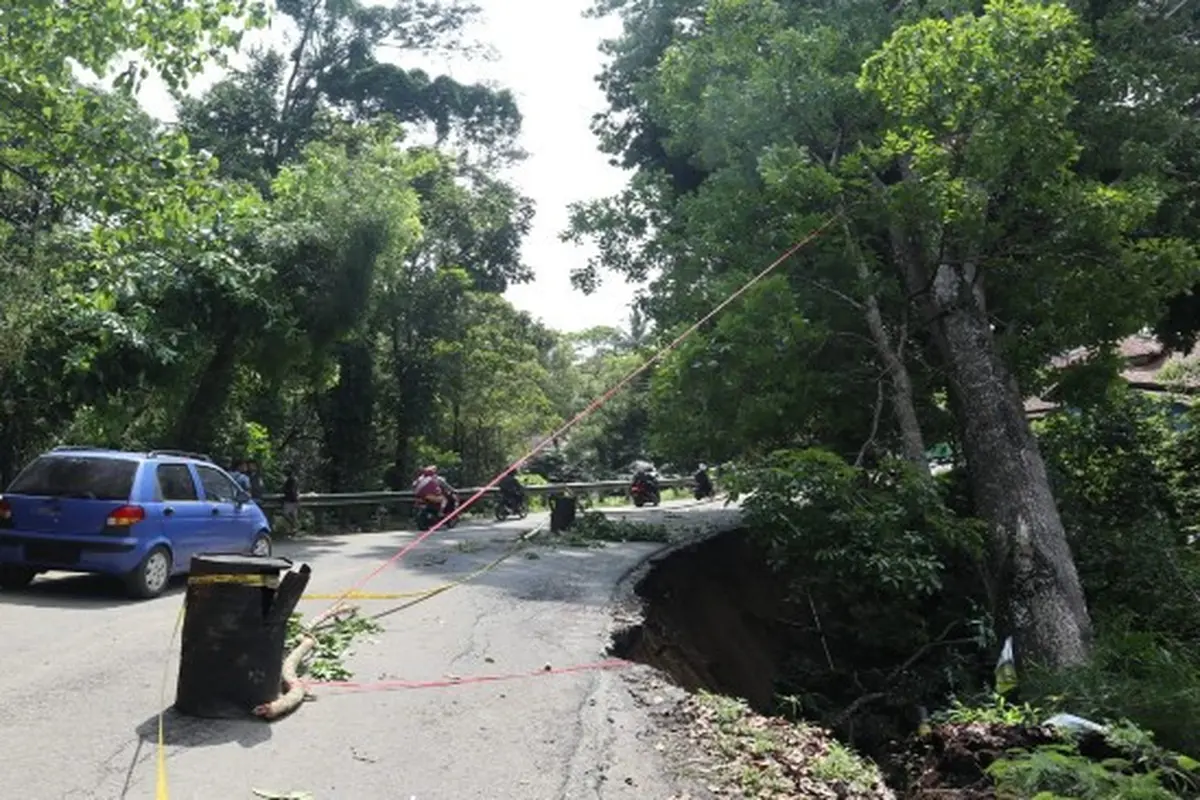 Longsor di Majalengka Menutup Akses Jalan ke Tiga Kabupaten