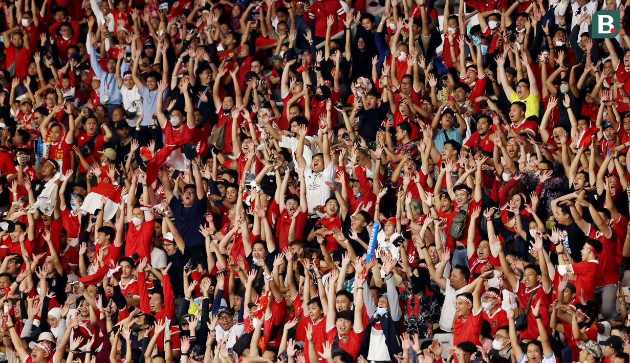 Setelah tiga tahun lamanya, akhirnya suporter bisa kembali mendukung skuad Garuda di Stadion Utama Gelora Bung Karno (SUGBK). (Bola.com/M iqbal Ichsan)
