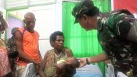 Panglima TNI Marsekal Hadi Tjahjanto dan rombongan mengunjungi RSUD Agats dan Posko Satgas Kesehatan TNI KLB, di Aula Wouru Cem Kesbangpol, Distrik Agats, Kabupaten Asmat, Papua, Kamis (1/2/2018). (Foto: Puspen TNI)