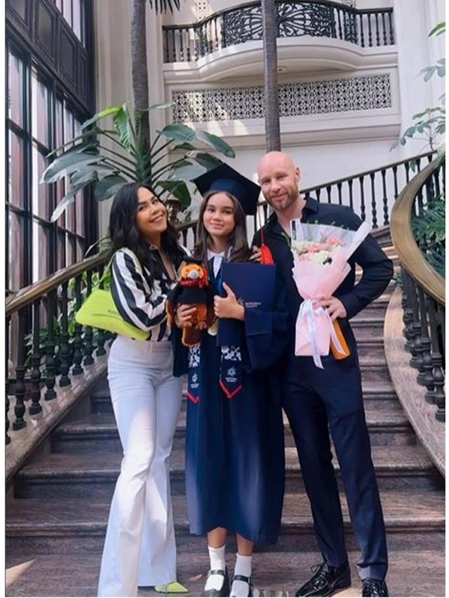 11 Potret Artis Dampingi Anak di Kelulusan Sekolah Tahun 2024, Penuh Rasa Bangga