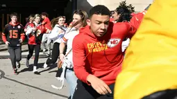 Sejumlah warga lari berhamburan saat tragedi penembakan di parade kemenangan Kansas City Chiefs setelah memenangkan Super Bowl LVIII di Kansas City, Missouri, Amerika Serikat, Rabu (14/02/2024) waktu setempat. Sebanyak 21 orang terluka dan satu orang meninggal dunia akibat teror tersebut. (AFP/Andrew Caballero-Reynolds)