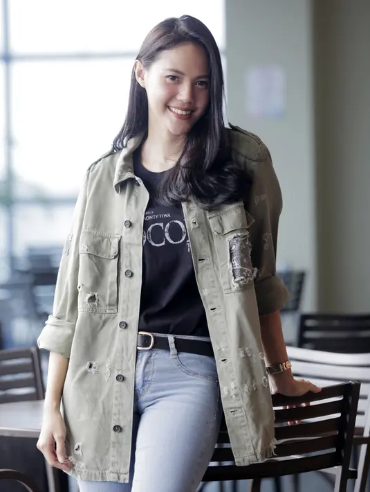 Della Datryan tampil styles walaupun hanya memakai kemeja yang tidak dikancingkan dengan kaos hitam bertuliskan Pocong The Origin terlihat disana. Della terpotret kamera bergaya santai tapi sangat terlihat cantik dan menawan. (KapanLagi.com/Muhammad Akrom Sukarya)