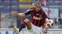 AC Milan&#039;s Brazilian defender Cafu controls the ball during the Italian serie A football match against Fiorentina at San Siro stadium in Milan, 06 May 2007. AFP PHOTO / Paco SERINELLI