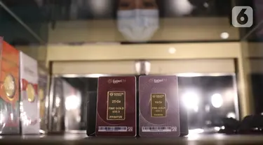 Karyawan menunjukkan kepingan emas yang dijual di Galeri 24, Jakarta, Selasa (15/12/2020). Harga emas hasil produksi PT Aneka Tambang Tbk (Antam) atau emas Antam kini turun Rp 1.000 per gram menjadi Rp 951 per gram pada perdagangan, Selasa (15/12). (Liputan6.com/Angga Yuniar)