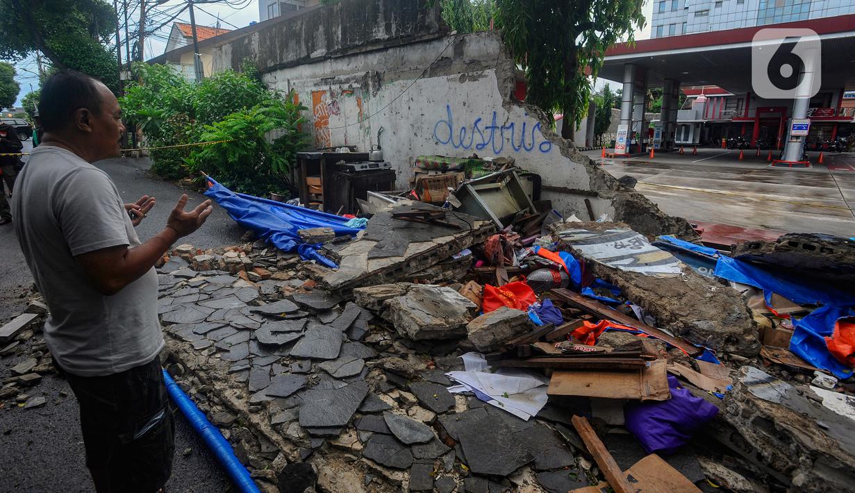 Syamsul menyebut, ketiga korban yang tewas akibat insiden ini adalah, Sumedi Riyanto (80/ayah), Thio Nyin Nio (74/ibu), dan Amy Kusuma Dewi (35/anak). Ketiga tewas di tempat usai tertimpa tembok setinggi 2 meter dan panjang 50 meter. (merdeka.com/Arie Basuki)