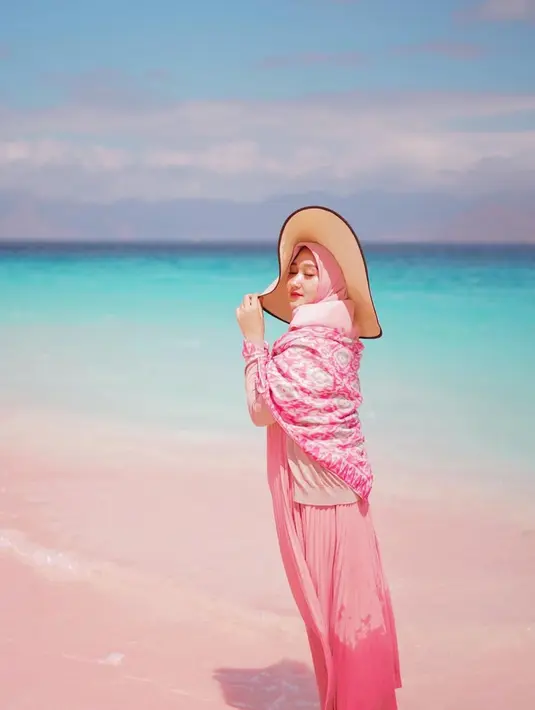 Gaya OOTD Dian Pelangi dengan busana serba pink ini juga jadi sorotan netizen. Menambah suasana saat berlibur, topi dengan ukuran cukup lebar satu ini pun terlihat stylish. (Liputan6.com/IG/@dianpelangi)