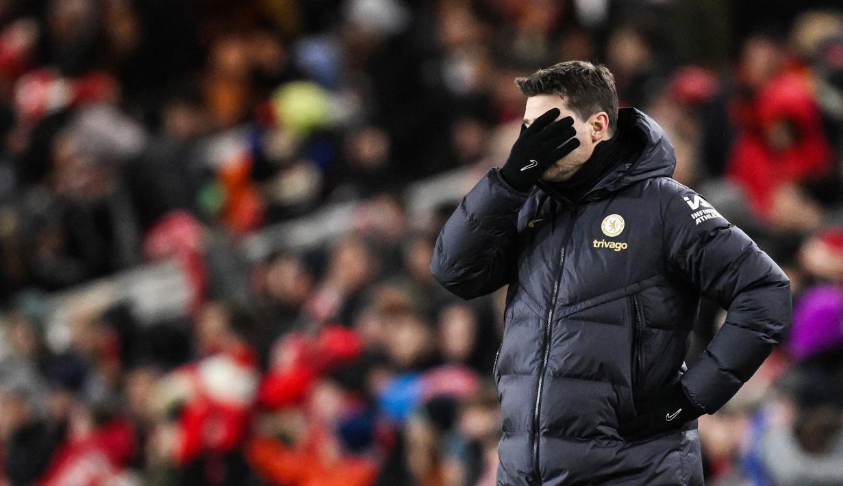 Pelatih Chelsea, Mauricio Pochettino, menutup wajahnya setelah anak asuhnya ditaklukkan Middlesbrough dalam laga leg pertama semifinal Carabao Cup 2023/2024 yang digelar di Riverside Stadium, Rabu (10/1/2024). (AFP/Oli Scarff)