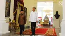 Presiden Joko Widodo atau Jokowi (kanan) saat menerima kunjungan Presiden ketiga RI BJ Habibie di Istana Merdeka, Jakarta, Jumat (24/5/2019). Habibie disambut oleh Jokowi yang mengenakan kemeja putih. (Liputan6.com/Angga Yuniar)