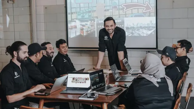 Teuku Zacky alias Jordan bersama para rekan kerja di FriendsHub Indonesia. (Foto: Dok. Koleksi Pribadi Teuku Jordan)