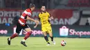 Di babak kedua, kedua tim bermain ketat dan saling adu serang. (Bola.com/Abdul Aziz)