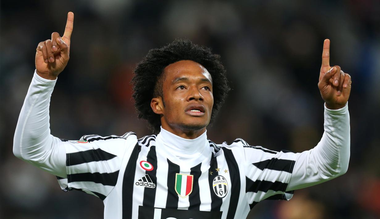 Ekspresi pemain Juventus, Juan Cuadrado, setelah tendangannya gagal dihalau pemain Genoa dan berbuah gol dalam lanjutan Serie A Italia di Stadion Juventus, Turin, Kamis (4/2/2016) dini hari WIB. (AFP/Marco Bertorello)