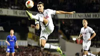 Gelndang Tottenham Hotspur Erik Lamela mengontrol bola pada laga pertandingan Liga Europa Grup K Tottenham Hotspur melawan Tromso di White Hart Lane Stadium, London. (AFP/Glyn Kirk)