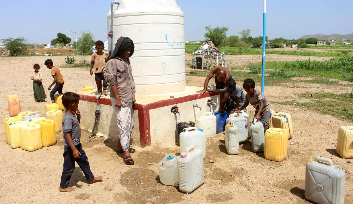 Warga Yaman yang mengungsi mengantre di tempat penampungan air untuk mengisi jeriken di Distrik Abs, Provinsi Hajjah, Yaman, 10 Oktober 2026. Banyak pengungsi terpaksa meninggalkan rumah mereka akibat konflik yang berlangsung di wilayah utara Yaman. (Essa Ahmed/AFP)