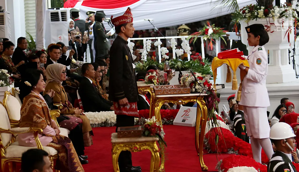 Anggota Paskibraka, Ruth Celine Eglesya Purba bersiap menyerahkan Bendera Merah Putih usai Upacara Penurunan Bendera HUT ke-72 Kemerdekaan RI di Istana Merdeka, Jakarta, Kamis (17/8). (Liputan6.com/Pool)