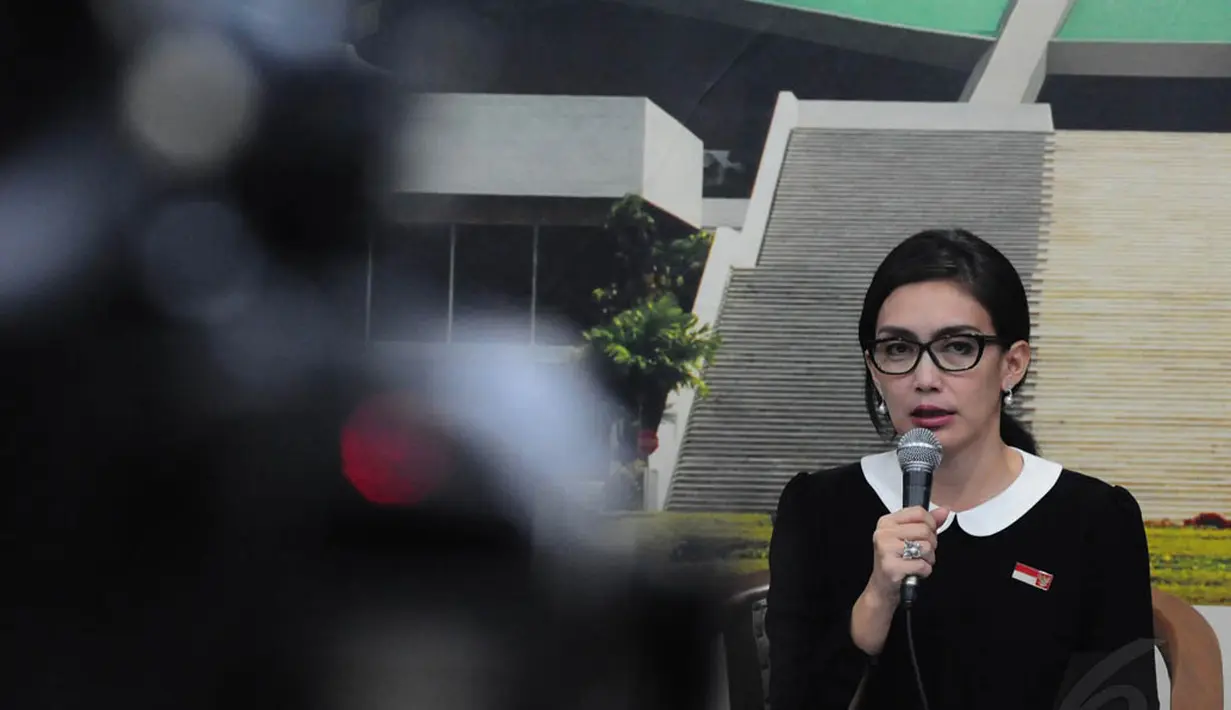 Anggota DPR dari Fraksi PDIP, Rieke Diah Pitaloka dalam jumpa pers terkait dugaan kelalaian pihak RSIA Andhika yang mengakibatkan kematian anak pertama dari Pita Sari, istri dari Moza, Jakarta, Senin (24/11/2014). (Liputan6.com/Andrian M Tunay)