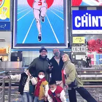 Penyanyi Enno Lerian sedang menikmati liburan di Jepang bersama suami dan empat anaknya. Meski banyak anak, mantan penyanyi cilik itu pergi tanpa pengasuh. Beberapa potret keseruan liburan di Negeri Sakura dibagikan di akun instagramnya. [Instagram/ennolerian_]