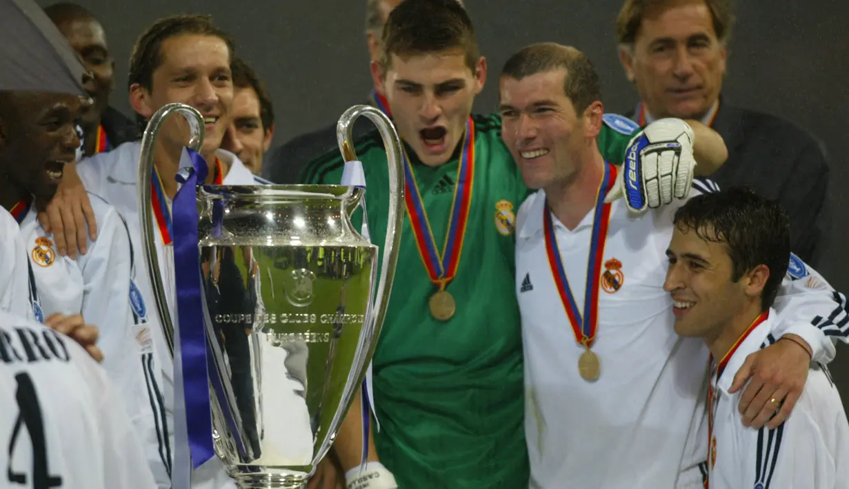 6 trofi juara dipersembahkan oleh Zinedine Zidane kepada Real Madrid. Salah satunya adalah trofi Liga Champions 2001-2002. Tak hanya membawa Real Madrid menjadi juara, Zidane juga mencetak gol penentu kemenangan Los Blancos di laga final. (Foto: AFP/Adrian Dennis)