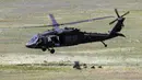 Helikopter Black Hawk AS lepas landas setelah mengerahkan tentara selama latihan militer Swift Response 22 di poligon pelatihan tentara Krivolak, Makedonia Utara, 12 Mei 2022. Latihan militer Swift Response 22 dilakukan untuk menunjukkan kemampuan negara-negara NATO siap ditempatkan di mana saja di seluruh dunia serta tentaranya dapat beroperasi bersama secara profesional dan sukses. (AP Photo/Boris Grdanoski)