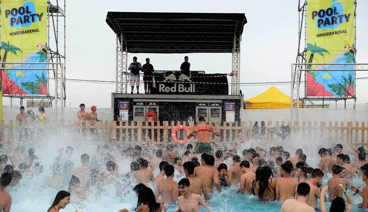 Sejumlah pengunjung berjoget menikmati musik di dalam kolam Festival Arenal Sound di Pantai Burriana, Spanyol (2/8). Festival musik ini berlangsung sampai 7 Agustus 2017. (AFP Photo/Jose Jordan)