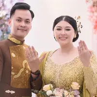 Setelah menjalin hubungan asmara tahun lalu, Clarissa Putri dan Sandro Fahdhipa akhirnya resmi bertunangan. Di momen bahagia itu, keduanya tampil serasi dan memukau dengan busana bernuansa wastra nusantara. Perempuan kelahiran Bekasi pada 1 Agustus 1994 itu tampil elegan dengan kebaya hijau. (Liputan6.com/IG/@clarissaputri_)