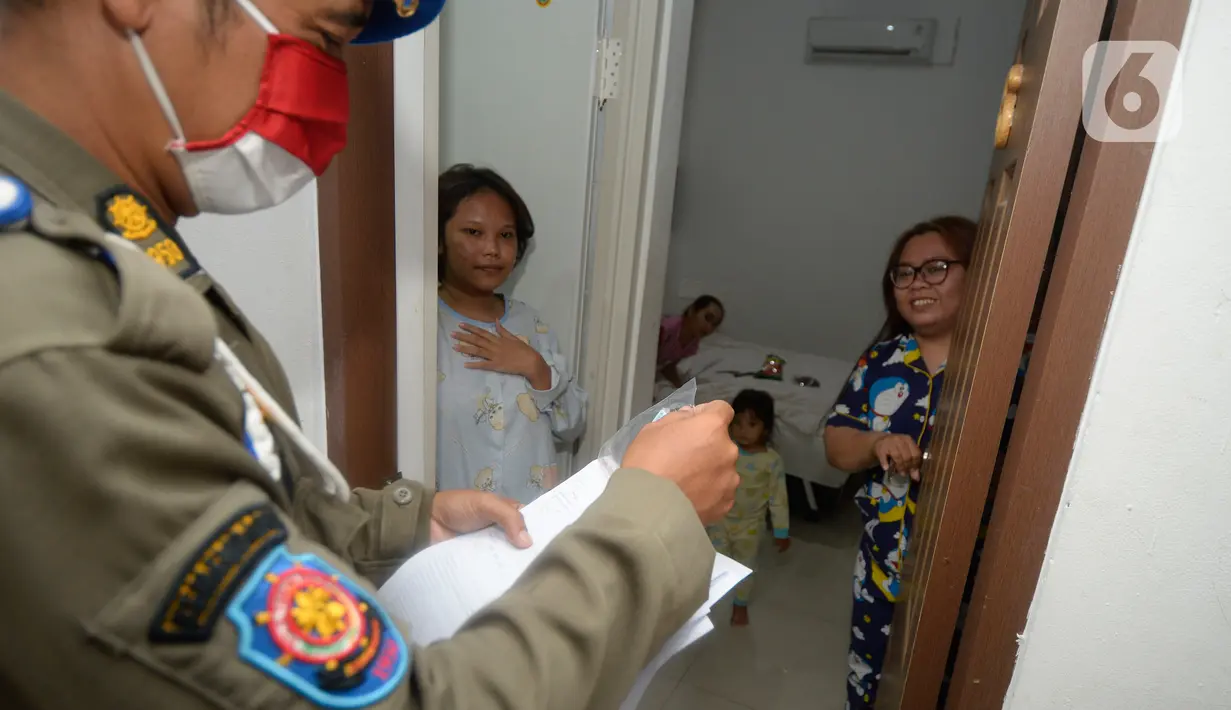Satpol PP Tangerang Selatan melakukan pendataan terhadap para tamu yang menginap di Hotel Reddoorz, BSD, Serpong, Jumat (21/08/2020). Satpol PP mengamankan sejumlah pasangan bukan suami istri dalam sebuah operasi di hotel-hotel ketika Pemkot Tangsel memperpanjang PSBB. (merdeka.com/Dwi Narwoko)