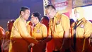 Wiranto memberi ucapan selamat usai melantik  pengurus DPD Hanura DKI Jakarta, Minggu (28/2/2016). Wiranto berharap para pengurus yang resmi dilantik mampu mengemban tugas partai. (Liputan6.com/Faizal Fanani)