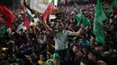 Warga merayakan gencatan senjata antara Israel dengan Hamas di jalan-jalan Rafah, Jalur Gaza, Palestina, Jumat (21/5/2021). Pertempuran Israel dengan Palestina menewaskan lebih dari 200 orang Palestina dan belasan orang Israel. (SAID KHATIB/AFP)