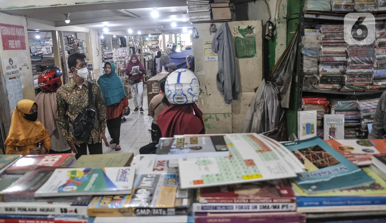 Warga saat memilih buku pelajaran sekolah di Pasar Buku Kwitang, Jalan Kramat Raya, Kecamatan Senen, Jakarta Pusat, Minggu (17/7/2022). Warga saat memilih buku pelajaran sekolah di Pasar Buku Kwitang, Jalan Kramat Raya, Kecamatan Senen, Jakarta Pusat, Minggu (17/7/2022). Memasuki Tahun Ajaran Baru penjualan buku sekolah di Pasar Buku Kwitang mengalami peningkatan hingga 60 persen dibandingkan tahun sebelumnya. (merdeka.com/Iqbal S Nugroho)