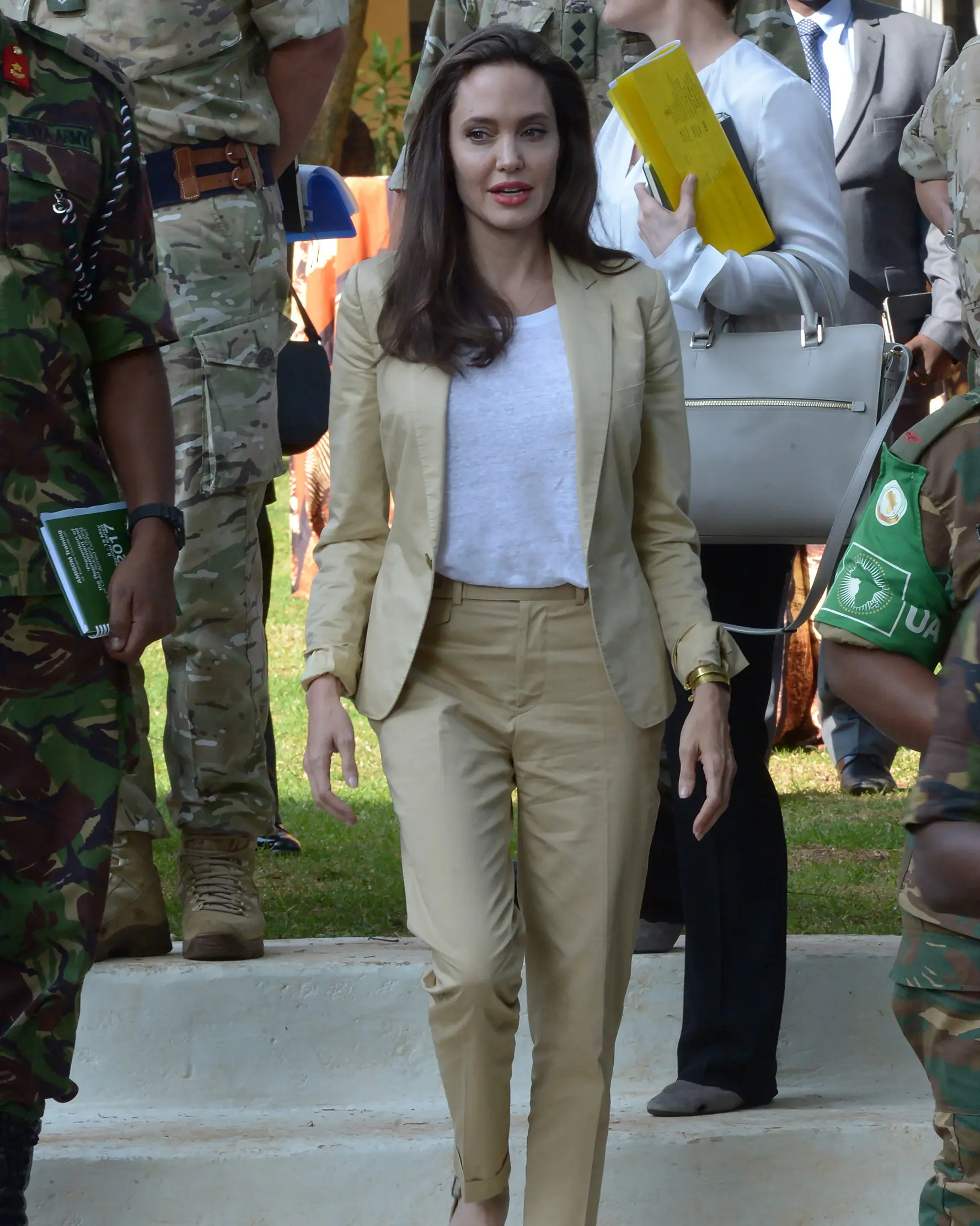 Aktris Angelina Jolie tiba untuk bertemu dengan anggota staf IPSTC dan peserta lainnya untuk memberikan pernyataan menentang kekerasan seksual di Pusat Pelatihan Dukungan Perdamaian Internasional di Nairobi, Kenya, (20/6). (AFP Photo/Simon Maina)