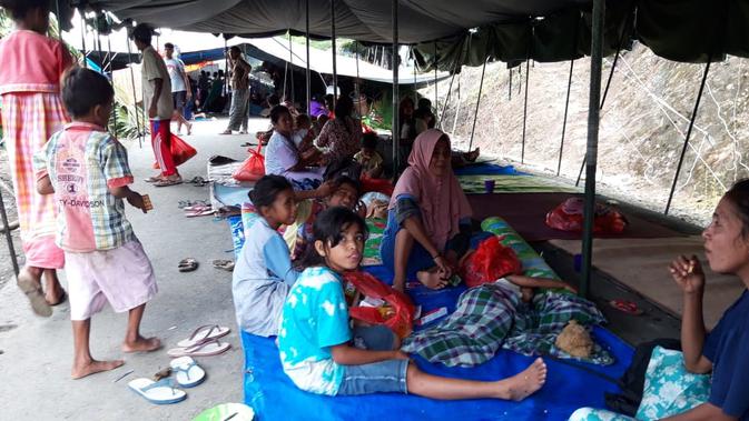 Pengungsi Halmahera bertahan di tenda darurat. (Liputan6.com/Hairil Hiar)