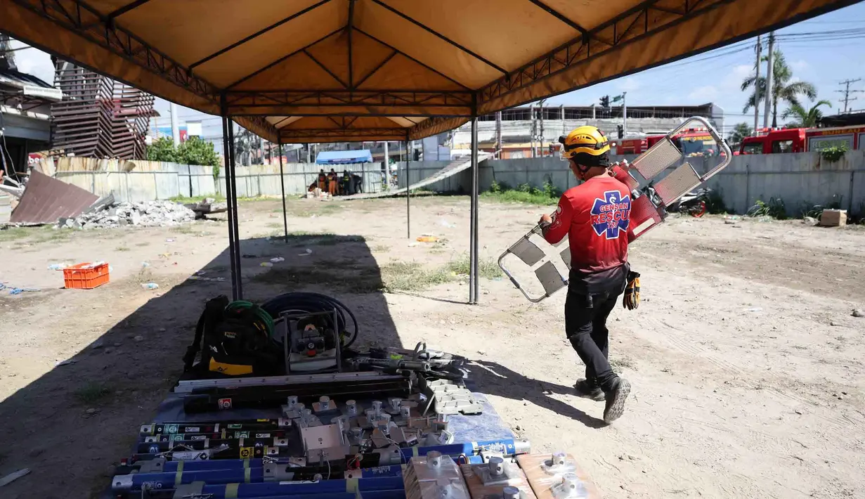 Seorang penyelamat menyiapkan peralatan untuk operasi pencarian pasca gempa bumi di General Santos, Filipina, Selasa, 9 Juni 2026. (AP Photo/Basilio Sepe)