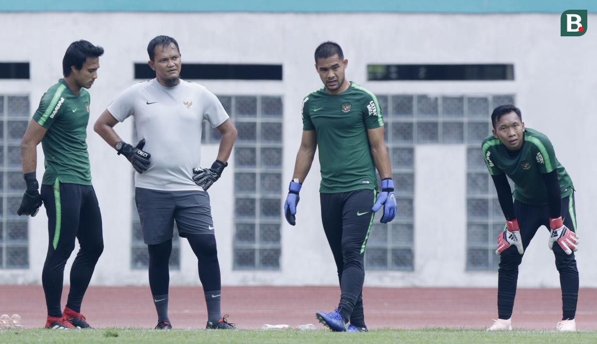 Kiper Timnas Indonesia saat mengikuti sesi latihan di Stadion Wibawa Mukti, Jawa Barat, Minggu (4/11). Latihan ini merupakan persiapan jelang Piala AFF 2018. (Bola.com/M Iqbal Ichsan)