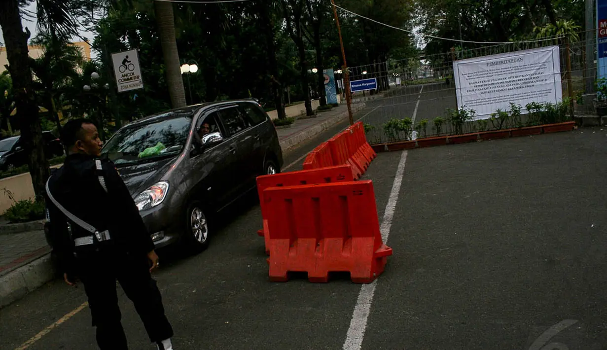 Pintu masuk menuju area rekreasi Sea World telah ditutup dengan pagar, Jakarta, Rabu (1/10/14). (Liputan6.com/Faizal Fanani) 