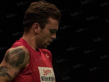 Pada laga final BCA Indonesia Open 2016 di Istora Senayan, Minggu (5/6/2016), pebulutangkis tunggal putra Denmark, Jan O Jorgensen, memakai kaos tanpa lengan yang membuat koleksi tatonya terlihat jelas. (Bola.com/Vitalis Yogi Trisna)
