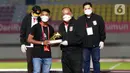Pemain Persiraja, Assanur Rijal, mendapatkan penghargaan sebagai top skor Piala Menpora 2021 di Stadion Manahan, Solo, Minggu (25/4/2021). (Bola.com/M Iqbal Ichsan)
