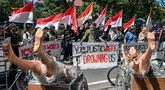 Aktivis lingkungan dari yayasan ECOTON dan mahasiswa di Jawa Timur ikut serta dalam aksi unjuk rasa di depan Konsulat Jenderal Australia di Surabaya pada 11 Juni 2024. (JUNI KRISWANTO/AFP)
